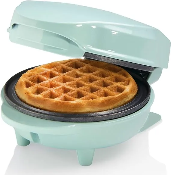 Mini waffle iron for classic waffles, small waffle maker with non-stick coating, for children's birthdays, family parties, Easter or Christmas, retro design, 550 watts, colour: mint