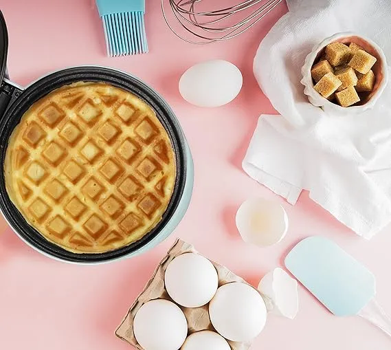 Mini waffle iron for classic waffles, small waffle maker with non-stick coating, for children's birthdays, family parties, Easter or Christmas, retro design, 550 watts, colour: mint